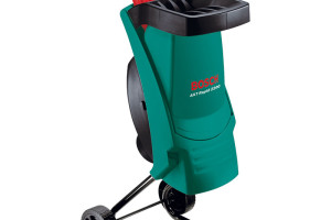Bosch Rapid 2 200, drtič zahradního odpadu, příkon 2200 W, motor Bosch Powerdrive, nožový systém drcení, průměr drceného materiálu 40 mm, bezpečnostní brzda, hmotnost 12 kg, prodává OBI, 4 999 Kč