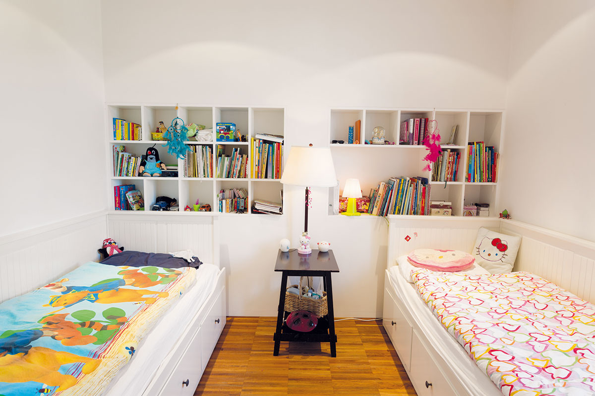 Dětská ložnice je vybavena jednoduše a vkusně běžným sektorovým nábytkem. Děti si trochu neobvykle vybraly, že − ač mají k dispozici dva pokoje − budou bydlet spolu. Druhý pokoj jim proto slouží jako prostorná pracovna a herna.