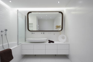 Originálním detailem je výrazné zrcadlo s tmavě hnědým rámem, ke kterému je možné doladit koupelnové doplňky.