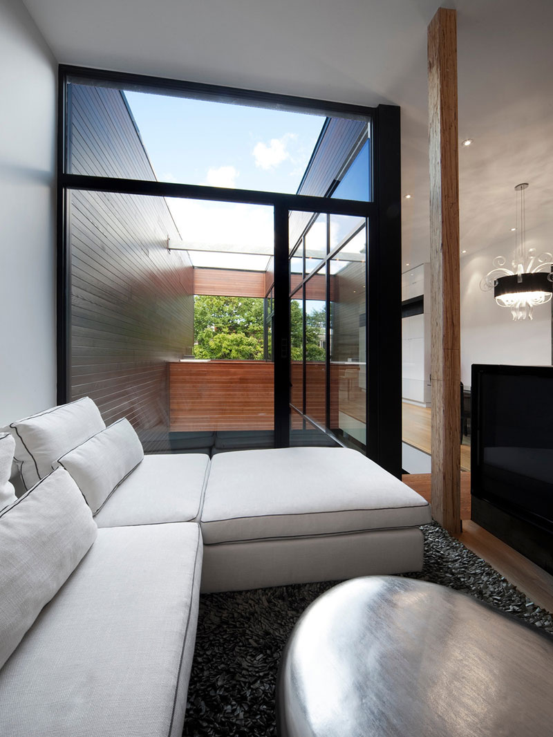 Obývací prostor ve druhém z bytů je laděn do černobílé kombinace. Působí chladnějším, avšak luxusnějším dojmem. Foto: Steve Montpetit