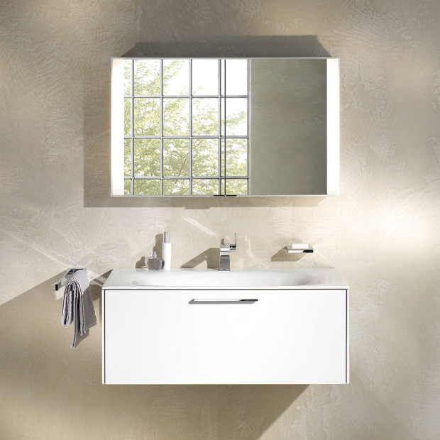 Elegantní vestavěná zrcadlová skříňka s čistými liniemi a integrovaným bočním osvětlením ze série Royal 60 od značky Keuco.