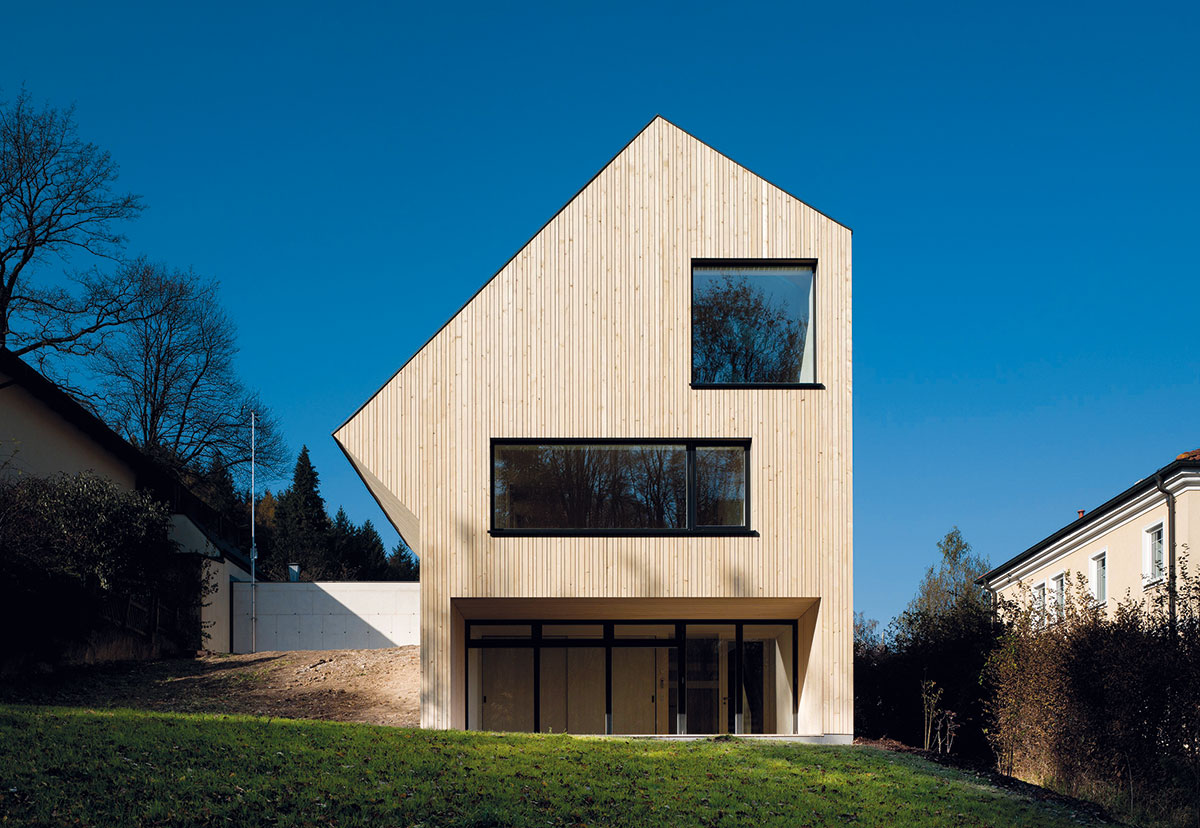 Rakouský Sunlighthouse je třetím ze šesti aktivních domů, které vznikly v rámci projektu VELUX Model Home 2020. Nachází se na západ od Vídně.