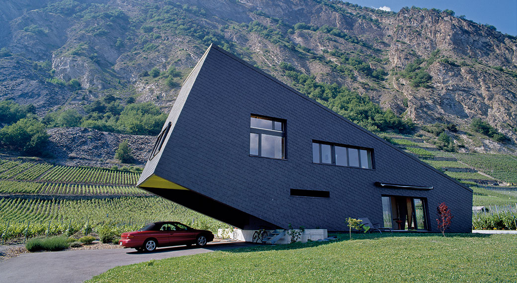 Přístřešek pro auto může vzniknout i šikovným využitím architektury domu či daností pozemku – například svahu. Dům – nakloněný hranol ve švýcarském kantonu Vallis – navrhli Nunatak Architectes. FOTO VELUX, Francesca Giovanelli