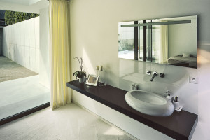 Toaletní stolek v rodičovské ložnici supluje deska s umyvadlem a zrcadlem, počítá se i s osazením oválné designové vany – rozměry místnosti to dovolují.