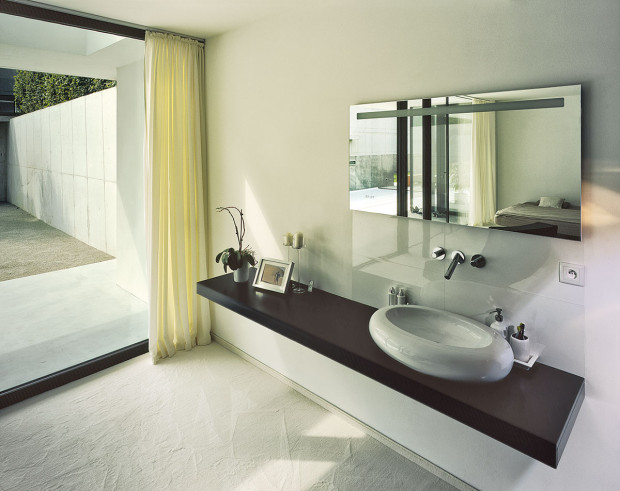 Toaletní stolek v rodičovské ložnici supluje deska s umyvadlem a zrcadlem, počítá se i s osazením oválné designové vany – rozměry místnosti to dovolují.
