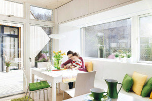 Z kuchyně se člověk pohodlně dostane do atria. I v ní dominuje bílá barva nábytku a výrazné doplňky zelené a žluté barvy, které světlý prostor hezky dotvářejí.