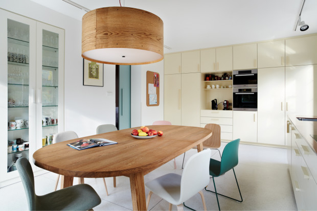 Dubový stůl obklopují stylové dánské jídelní židle Muuto (dodalo Scandium). Struktura dřeva je rovněž motivem centrálního svítidla, jehož stínítko je vyrobeno z dýhy.