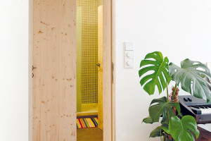 Stěna koupelny rodičů je obložena dřevem jehličnatých stromů korespondujícím s podlahou v obývacím pokoji.