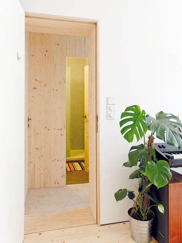 Stěna koupelny rodičů je obložena dřevem jehličnatých stromů korespondujícím s podlahou v obývacím pokoji.