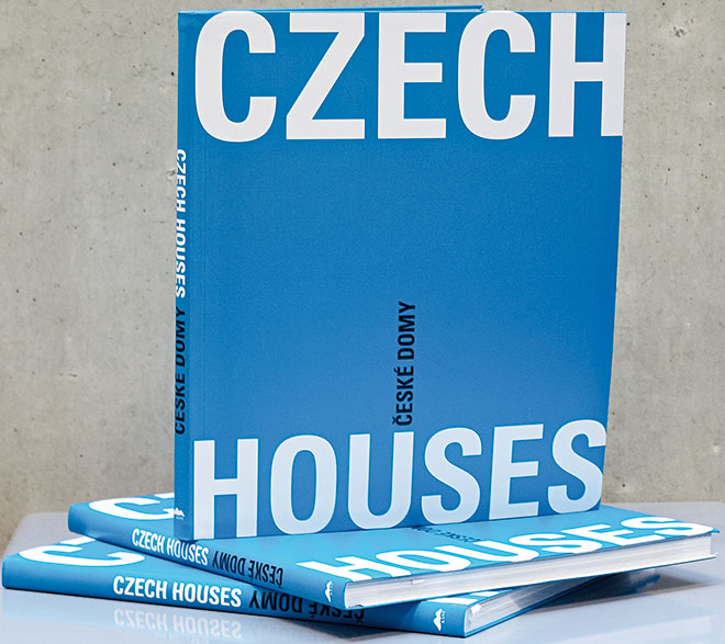 Dvojjazyčná reprezentativní publikace Czech Houses – České domy, vydává Kant, prodává Kosmas, 765 Kč