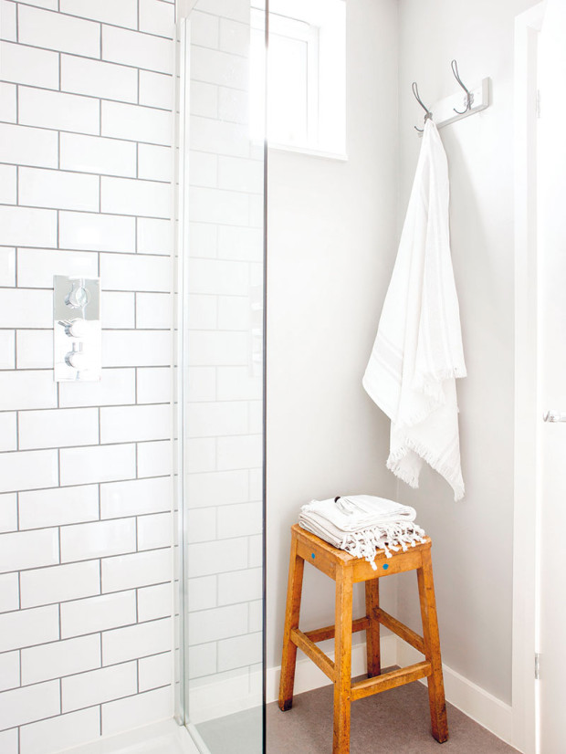 Magická kombinace šedé, bílé a dřeva působí čistě, svěže a zároveň útulně. Ani koupelna přitom není výjimkou v barevném schématu bytu.