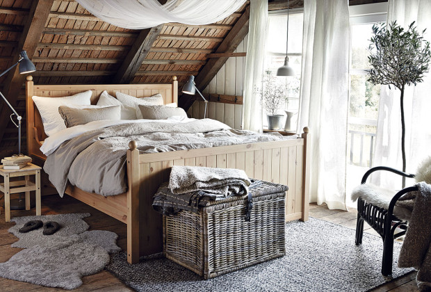 Pozor na umístění postele, abyste měli při vstávání dostatek místa nad hlavou. Dvojlůžková postel Hurdal, masivní borovicové dřevo, 209 × 84 × 193 cm, IKEA, 12 990 Kč