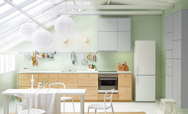 Na 100 % moderní. Kdybychom si odmysleli skleněnou šikminu a ocelový krov, ocitli bychom se v klasické moderní kuchyni. Nezáživné kousky právě v těchto prostorách ožívají a získávají na působivosti. Jasná, čistá bílá tu má zelenou! foto IKEA
