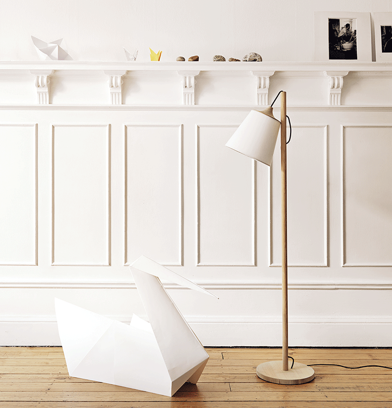 Pull Lamp, volně stojící lampa, dřevo, textil a plast, design Whatswhat. FOTO MUUTO
