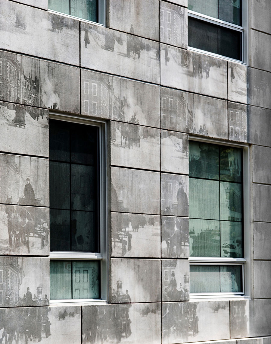 Metoda speciálního texturování betonu umožňuje přenést na betonovou plochu fotografii. Zajímavé použití této technologie vtisklo jinak hrubému a „brutálnímu“ materiálu hravý a flexibilní charakter.Foto: Marc Cramer
