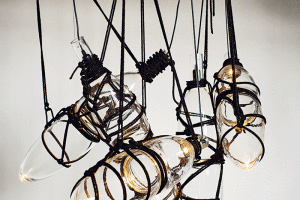 The Tied Up Romance, set bondážových svítidel, sklo, design Kateřina Handlová. FOTO PRECIOSA LIGHTING