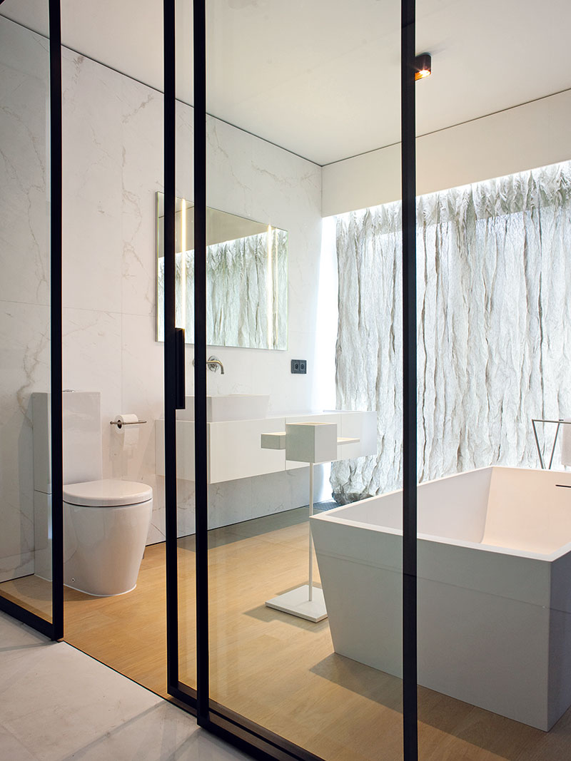 Koupelny jsou zařízeny v podobném duchu, liší se hlavně barevným provedením. Všechny koupelny mají prosklené vstupy.