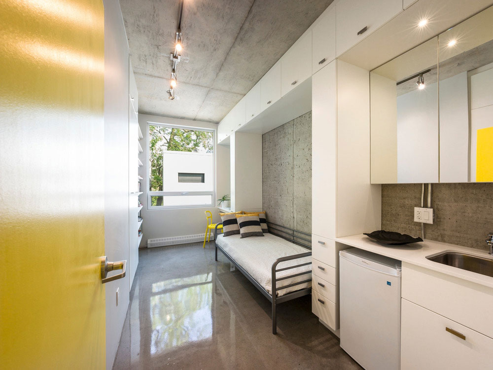 Každý studentský pokoj je navržen jako optimální modul, vybavený na jedné straně od podlahy po strop praktickými úložnými prostory, lemujícími výklenky určené pro postel a pracovní stůl. Foto: Marc Cramer