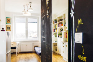 Zařízení bytu je jednoduché a praktické. Přírodní barva dřeva na podlaze doplněná bílou barvou a vkusnými kousky nábytku působí útulně a vzdušně, což je při této ploše nesmírně důležité.