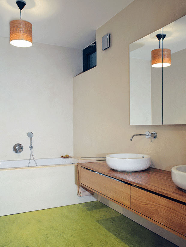 Koupelna v ložnicové části má stěny potažené marockým štukem a majitelé si tento praktický povrch nemohou vynachválit. Podlahu tvoří stejné zelenkavé marmoleum, jaké najdeme v zádveří a na toaletě v horním patře. FOTO ROBERT ŽÁKOVIČ