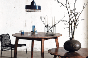 Lampa Basic je lahůdkou pro skalní milovníky industriálního designu, je vyrobena z hliníku a železa. Prodává NordicDay.cz. FOTO HOUSE DOCTOR