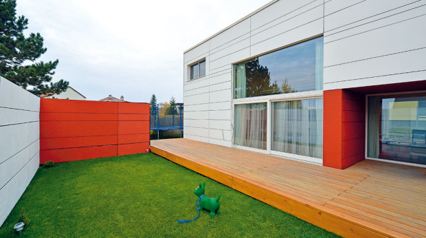 Moderní architektura a nízkoenergetický standard. V konstrukčním systému d3D mohou propojovat interiér se zahradou moderní velkorysá zasklení. K nízkoenergetickému standardu domu patří dřevěná okna s izolačním trojsklem.