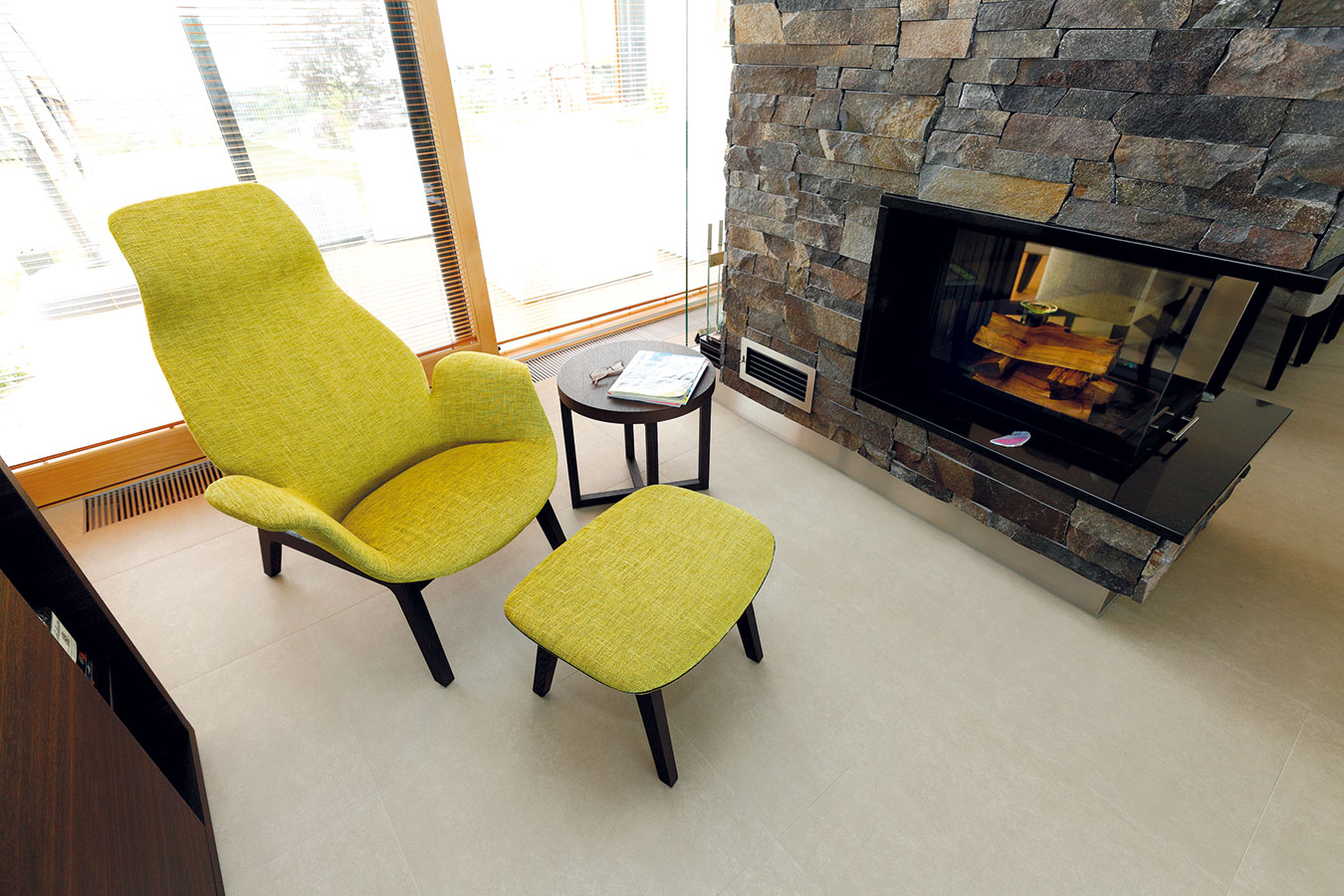 Rozlehlý interiér člení kromě nábytku krb, který vymezuje místečko na relaxační koutek.