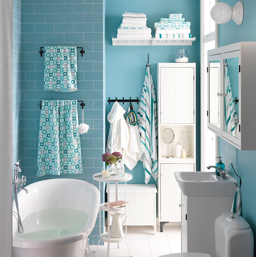 Ani ve vintage koupelně není třeba se stranit barev. Bílou sanitu a nábytkovou sestavu doplňte například světle modrou, světle růžovou, béžovou či šedou. Samostatnou kapitolou je potom podlaha. Pokud se rozhodnete pro vzorovanou dlažbu, klidně může hýřit nejen vzory, ale i barevností. (foto: IKEA)
