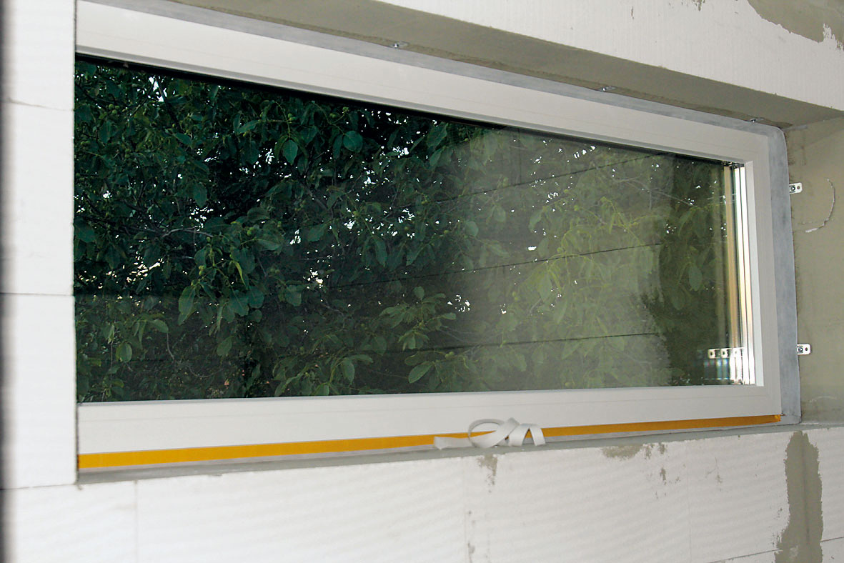 Těsnicí pásky zajišťují vzduchotěsnost všech prostupů přes obvodovou nebo střešní konstrukci. Důležité jsou i při montáži oken. Okna jsou předsazená, to znamená zabudovaná na úrovni zateplení tak, aby se eliminovaly tepelné mosty.foto: PROJEKTYDOMU.CZ