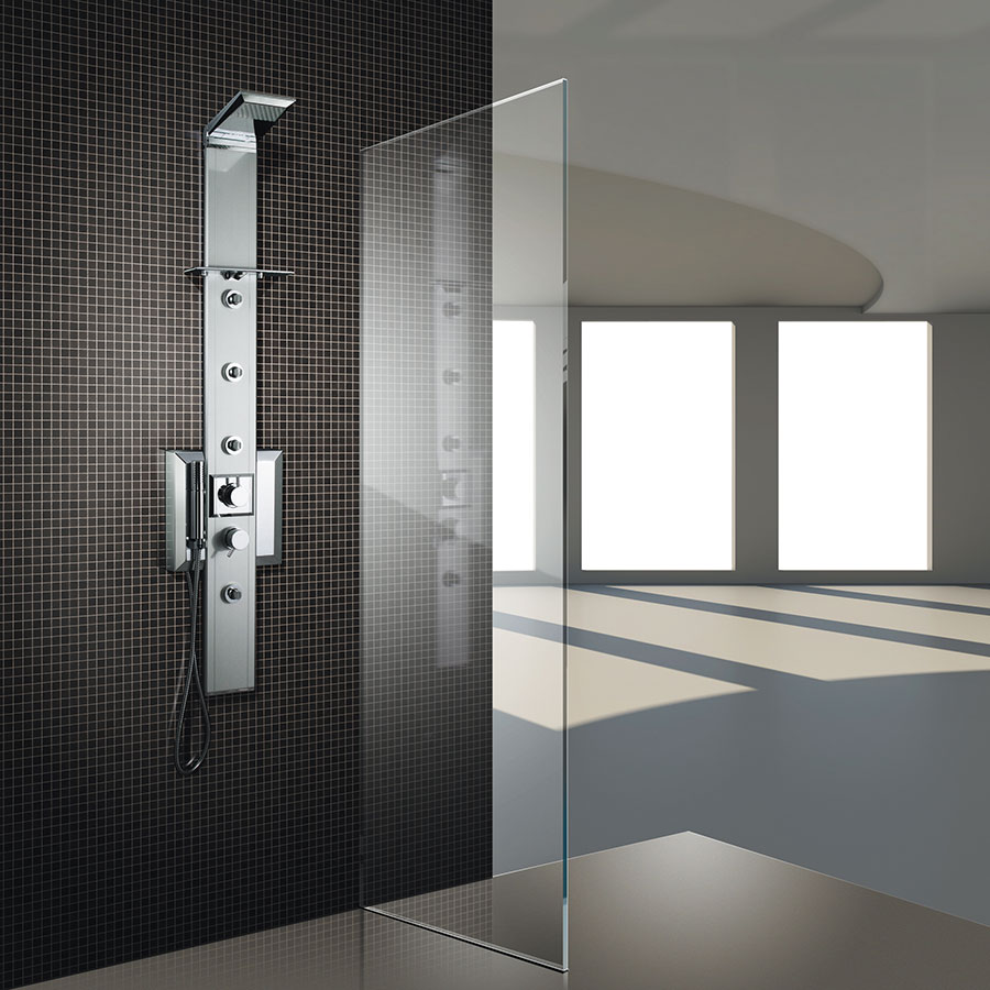Sprchový hydromasážní panel Prisma 140 je k dostání ve dvou barvách, jako klasický chromový a černý.(foto: Keramika Soukup)