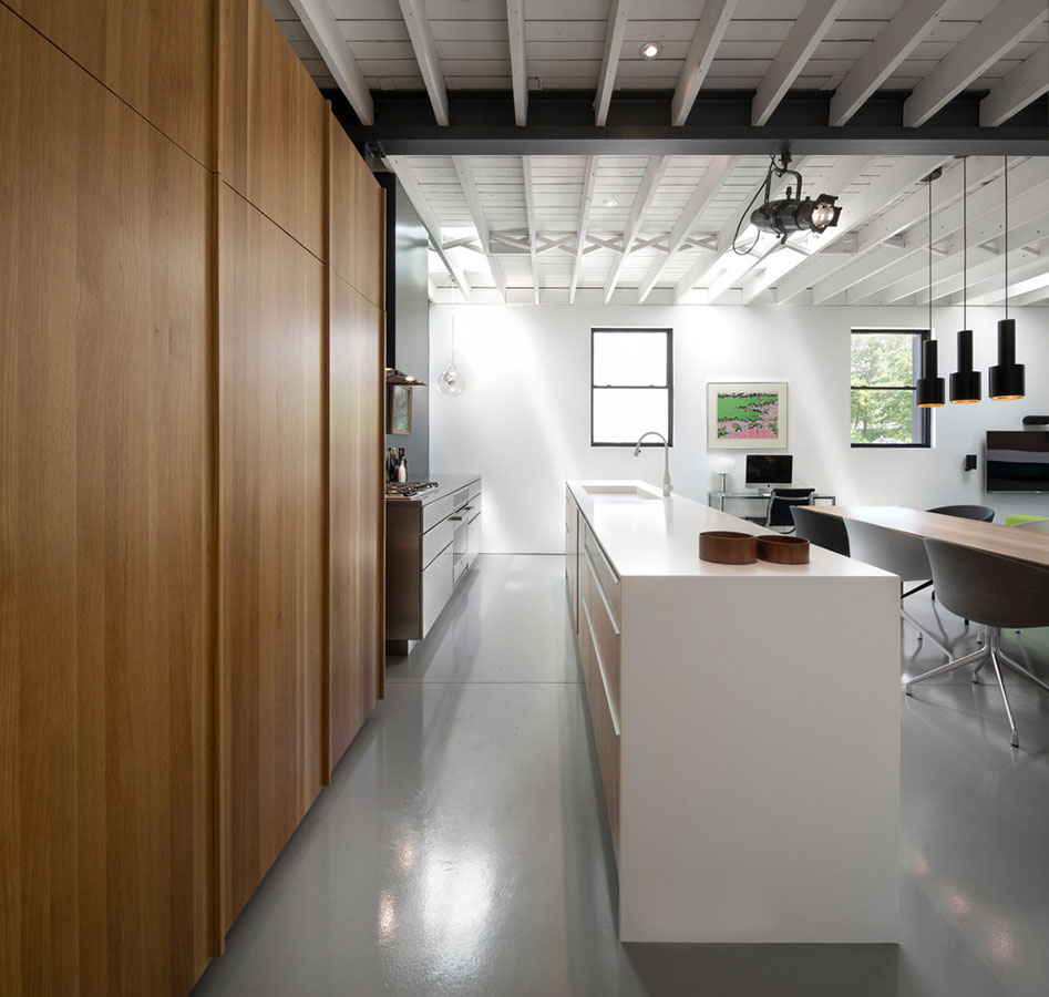 Přímočaře. Kuchyně je orientována podél horizontální osy, varná, úložná i přípravná zóna jsou v jedné linii. Foto: Stéphane Groleau