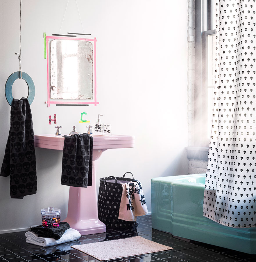 Pokud holdujete vtipným nápadům, pohrajte si s koupelnou. Ručník u umyvadla převěste přes patinovanou obruč, kterou postačí zavěsit na kus lana, a kolem starého zrcadla vytvořte rám z oblíbených washi pásek. (foto: H&M Home)