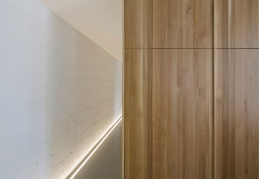 Chodbu na úrovni podlahy příjemně osvětluje decentní LED páska, která návštěvníka provede celým domem od vchodu až do soukromých komnat pánského osazenstva domu. Foto: Stéphane Groleau