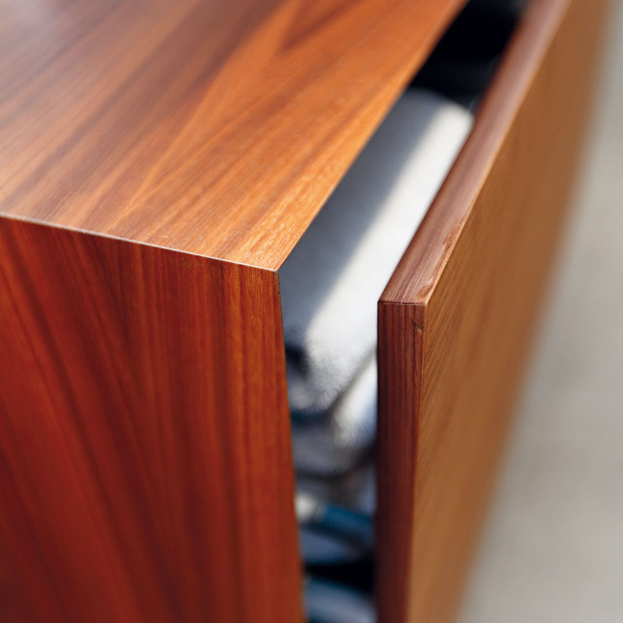 Ozdobou jednoduchého nábytku jsou kvalitní řemeslná vyhotovení a decentní detaily, bez nichž by určitě nevypadal tak elegantně.