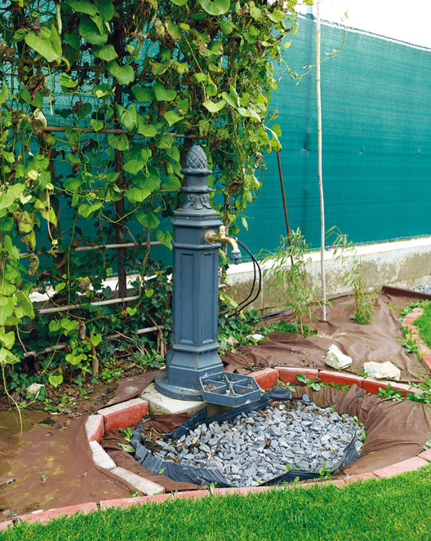 Dům je připojen na veřejný vodovod, ale trávník a květiny majitelé díky kvalitní spodní vodě zavlažují ze studny. FOTO DANO VESELSKÝ