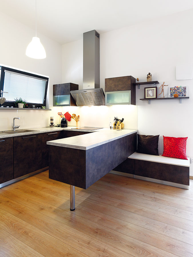 Kuchyň je srdcem domu. Spolu s obývacím pokojem a jídelnou tvoří otevřený prostor, který zabírá téměř polovinu podlahové plochy. FOTO DANO VESELSKÝ