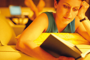 Před spaním raději odložte notebook a přečtěte si kapitolu z oblíbené knihy nebo časopis. Světlo žárovky můžete večer ztlumit pomocí tzv. stmívače, který ovlivňuje nejen barvu světla, ale i spotřebu energie. Může vám tak rovněž pomoci ušetřit. FOTO THINKSTOCK