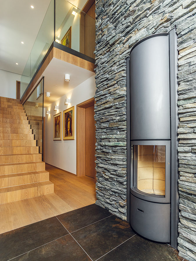 Dřevo, kámen a sklo jsou nejdůležitějšími prvky jak v exteriéru, tak v interiéru.
