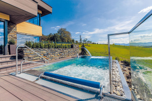 Venkovní terasy i bazén jsou obloženy kompozitním, vysoce odolným materiálem Twinson Teracce+. FOTO JIŘÍ ZERZOŇ