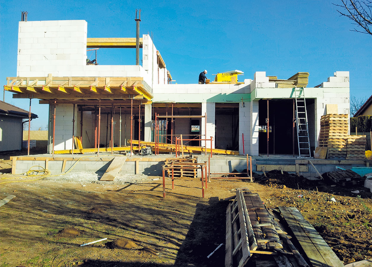 Pokud má být dům postaven kvalitně, je potřebné respektovat základy stavební fyziky a nepodcenit výběr materiálů.