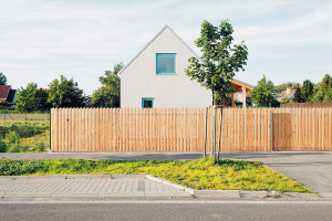 Ze strany ulice je dům oddělený vtipným odkazem na tradiční laťkový plot. Foto PETER JURKOVIČ