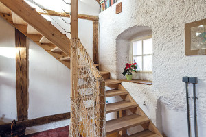 Vestavěné ze dřeva. Přímo ze vstupního prostoru se masivním dřevěným schodištěm dostanete na vestavěné poschodí s ložnicemi. FOTO DANO VESELSKÝ