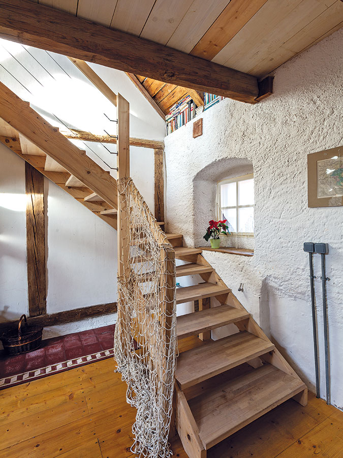 Vestavěné ze dřeva. Přímo ze vstupního prostoru se masivním dřevěným schodištěm dostanete na vestavěné poschodí s ložnicemi. FOTO DANO VESELSKÝ