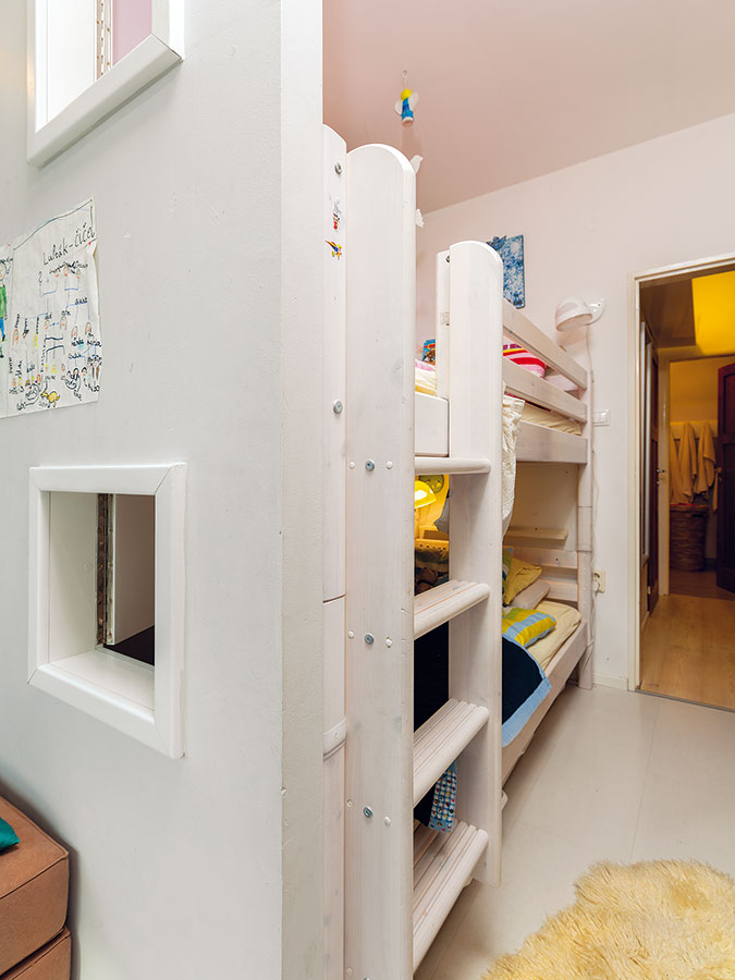 Poschoďovou postel obývají dvě menší děti Eliška a Leo. Příčka s uzavíratelnými okénky zabezpečuje proudění vzduchu a prostor i prosvětluje. FOTO DANO VESELSKÝ