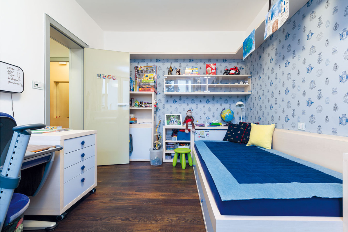 Chlapecký pokoj je klasicky domodra, nám se toto tradiční barevné řešení zdálo přiměřené – pokoj nakonec stejně nejvíc oživí hračky. FOTO DANO VESELSKÝ