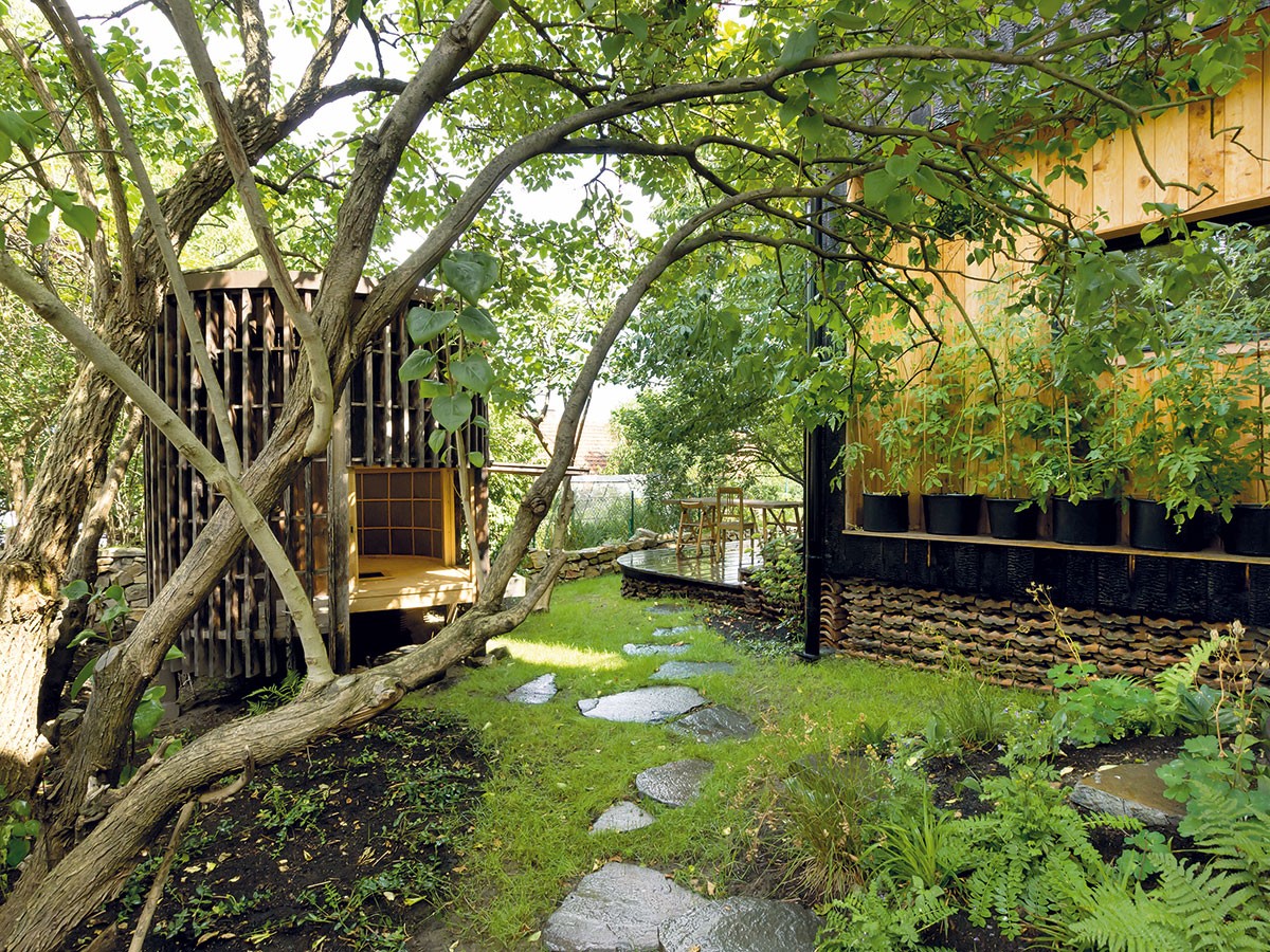 Čajový dům se v zahradě „zabydlel“ jako první – stavba inspirovaná Japonskem. I zde je jako u celého domu pozornost soustředěna dovnitř. FOTO DAVID MAŠTÁLKA (A1 ARCHITECTS)