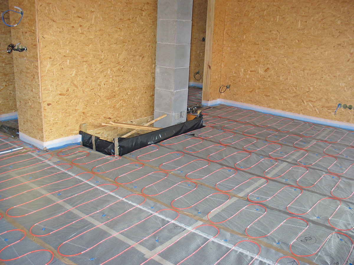 Ukázka realizace podlahy obývacího pokoje s topným kabelem ECOFLOOR. FOTO FENIX