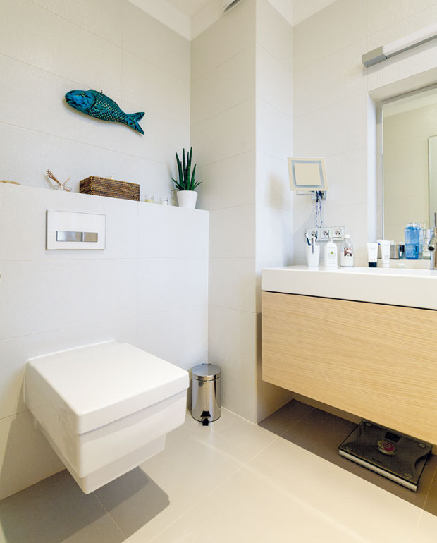 Koupelny jsou zařízeny ve stejném duchu jako spodní patro – dominuje hnědá, béžová a zlatá, důraz se kladl na design sanity a baterií. FOTO DANO VESELSKÝ