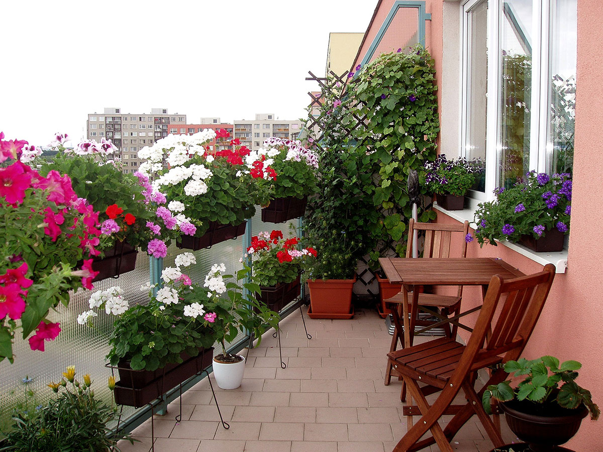 Krásu svého upraveného balkonu si můžete užívat i v chladnějším období. Díky sálavému topení.