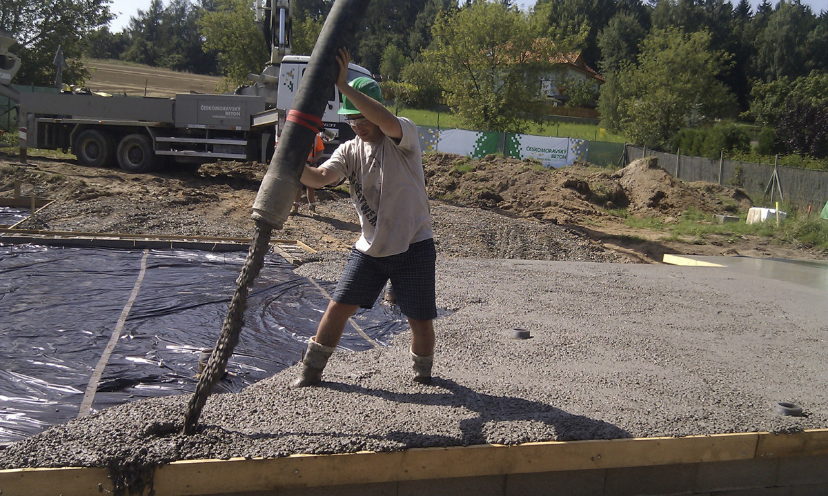 Realizace betonové základové_desky RD - 1. čerpání betonu